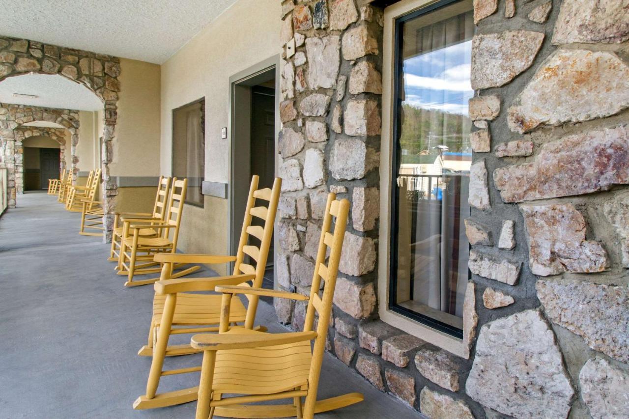 Econo Lodge Inn & Suites Gatlinburg At The Convention Center Ngoại thất bức ảnh