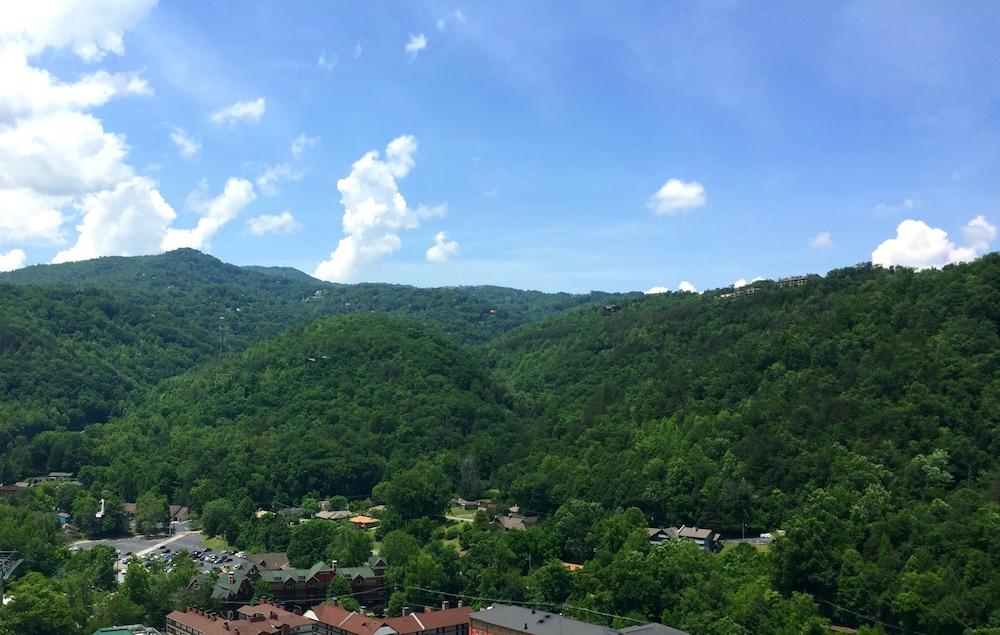 Econo Lodge Inn & Suites Gatlinburg At The Convention Center Ngoại thất bức ảnh