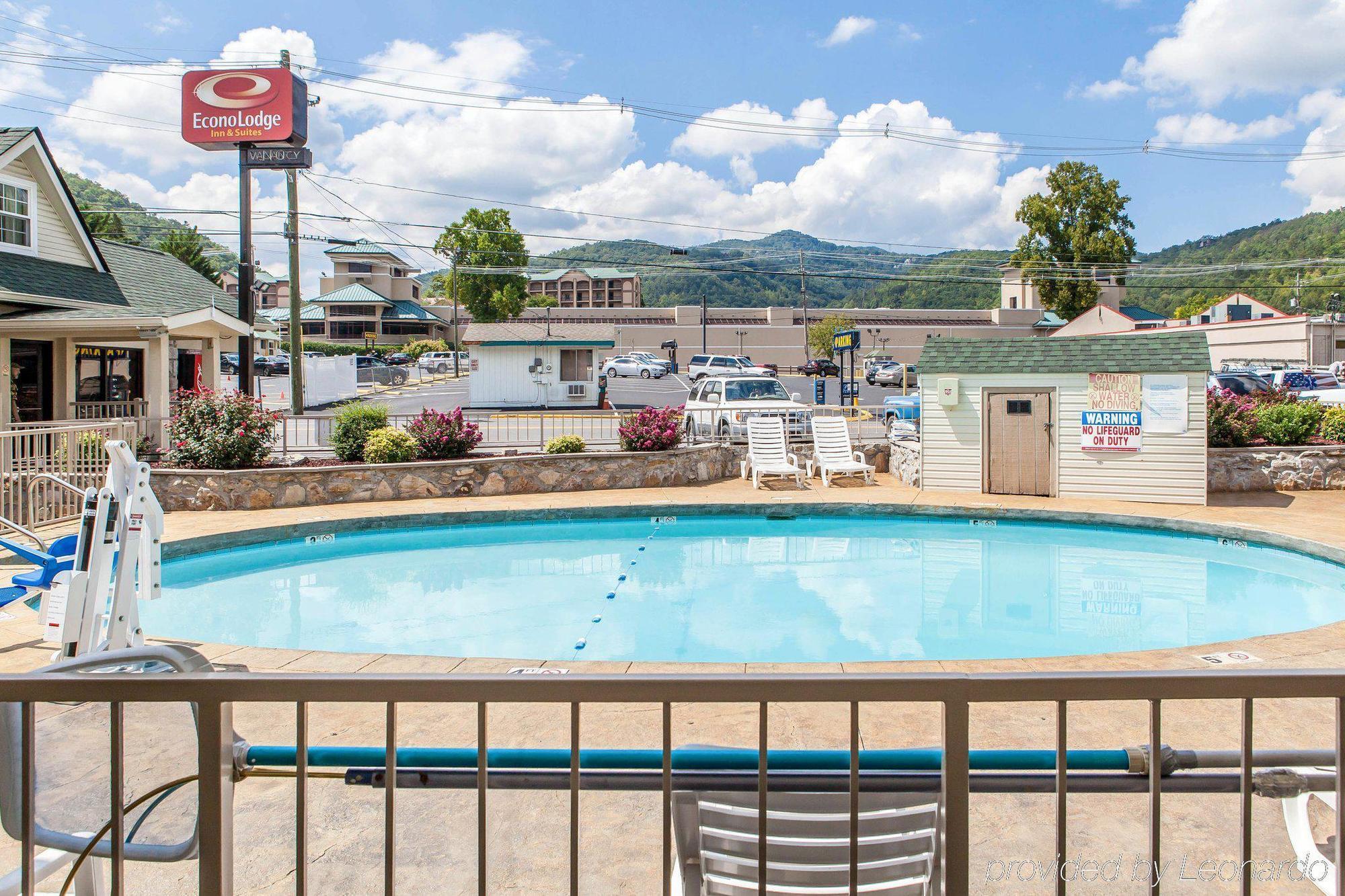 Econo Lodge Inn & Suites Gatlinburg At The Convention Center Ngoại thất bức ảnh